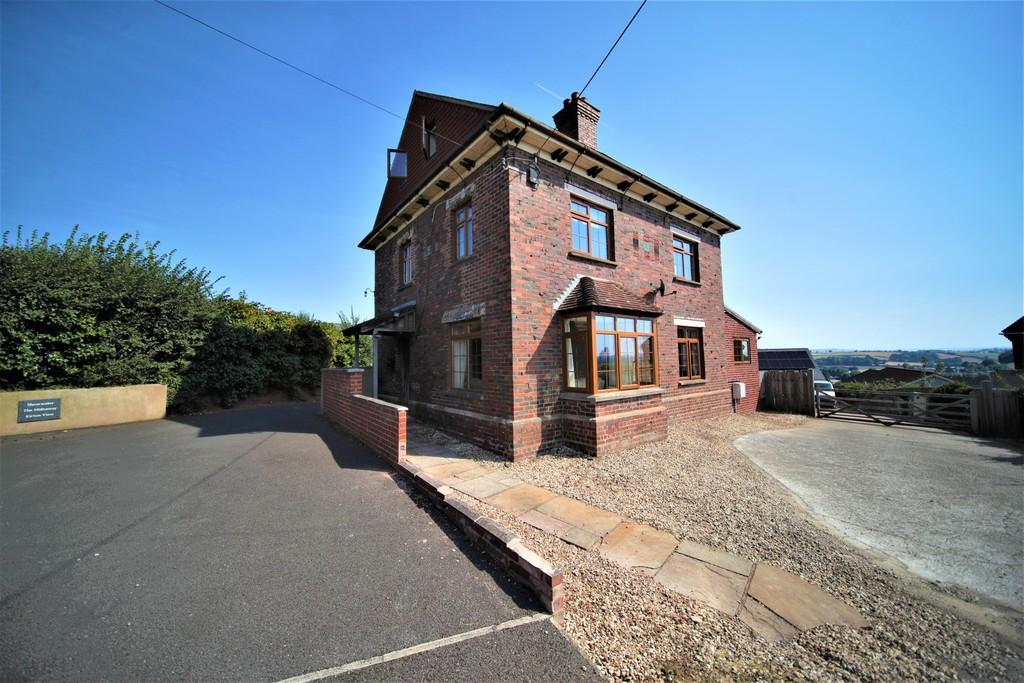 Barnfield, Crediton 4 bed detached house £475,000