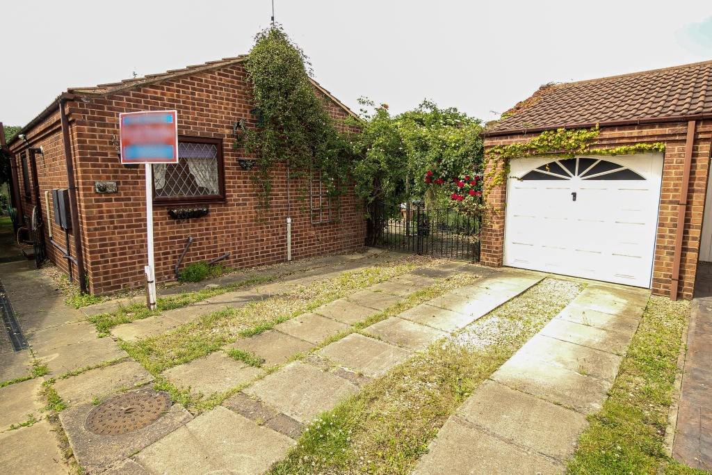 Stewart Close, CarltoninLindrick... 2 bed detached bungalow £208,000