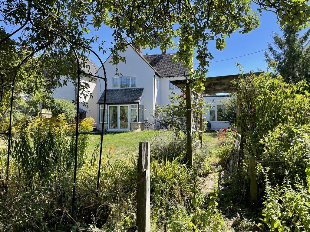 Bowling Green Avenue, Cirencester 3 bed detached house for sale £580,000