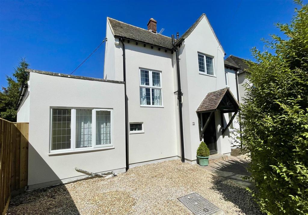 Bowling Green Avenue, Cirencester 3 bed detached house £580,000