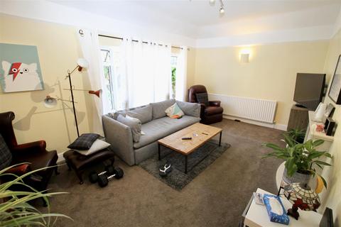 2 bedroom detached bungalow to rent - Leighton Avenue, Leigh-On-Sea