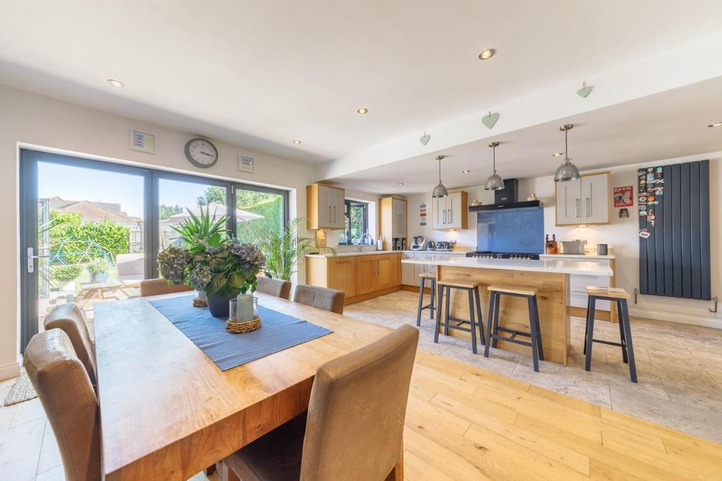 The Driveway, Dalby Avenue, Bushby 4 bed character property £575,000