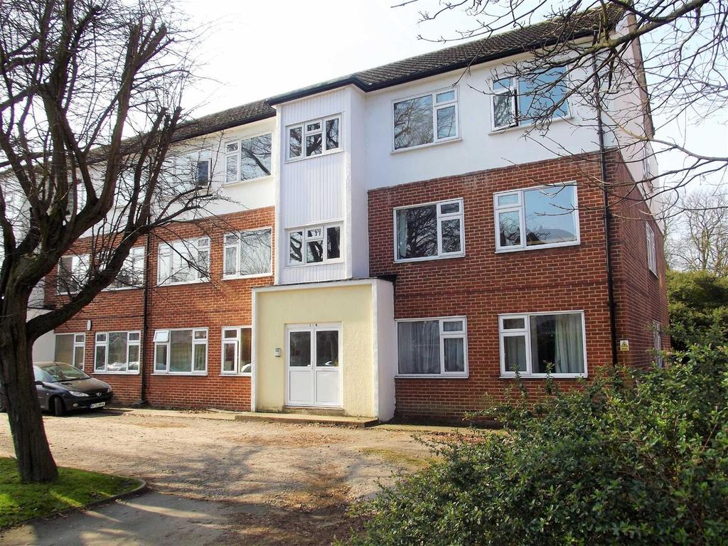Harley Court, Blake Hall Road, Wanstead 2 bed flat £1,500 pcm (£346 pw)