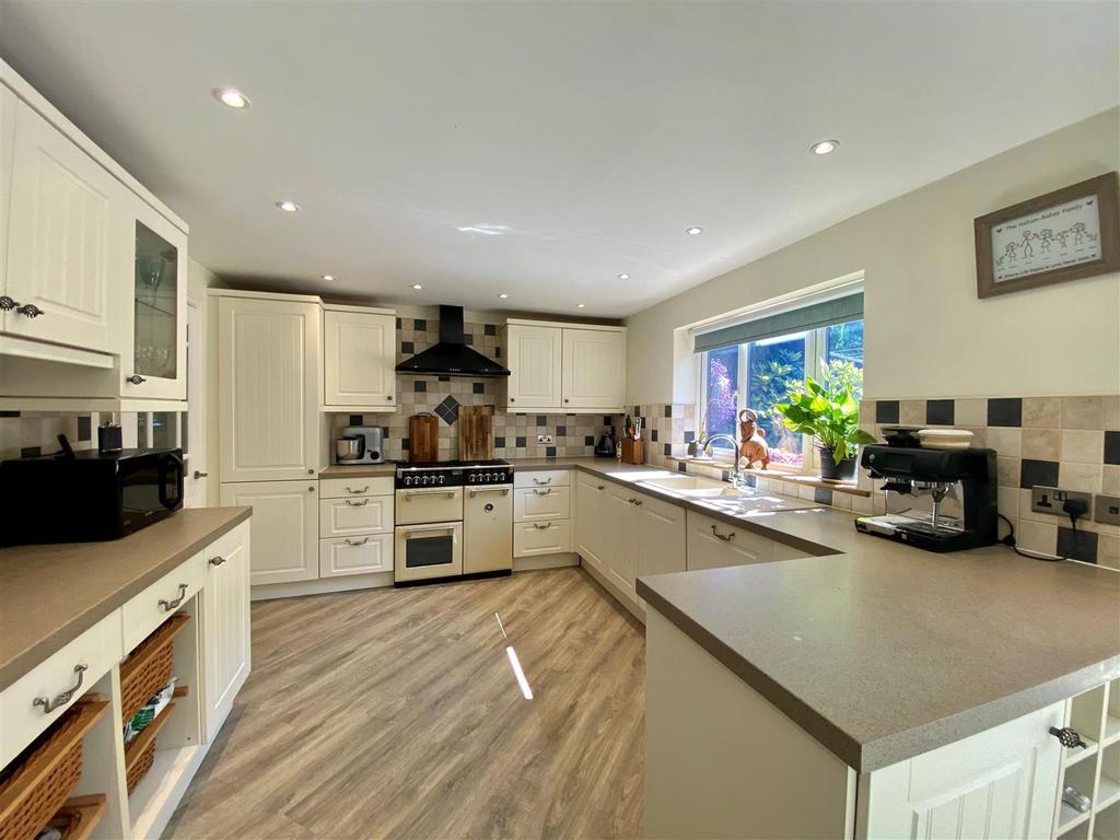 New Mills Road, Birch Vale, High Peak 5 bed detached house £575,000