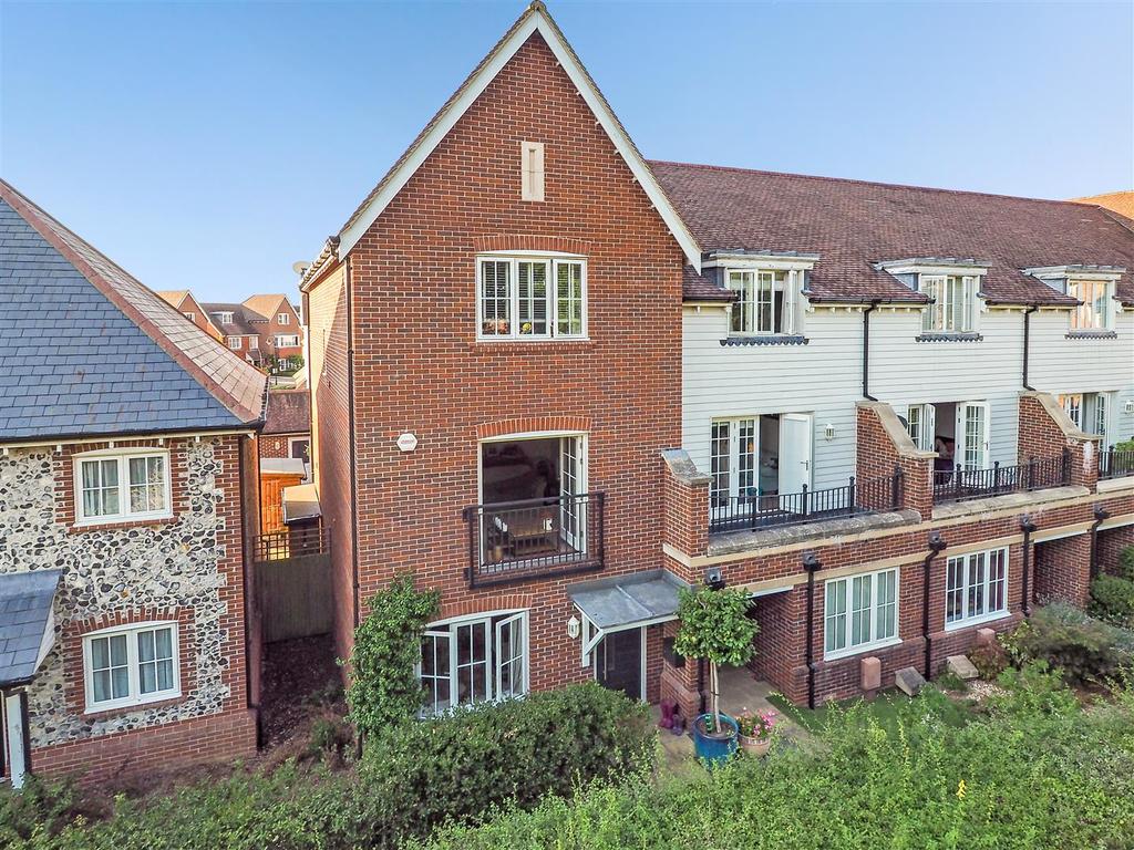Potters Green, Chichester 4 bed end of terrace house for