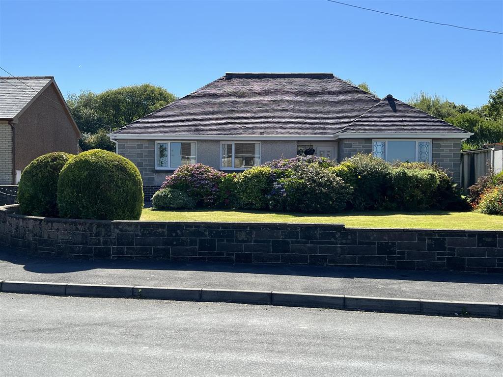 Bethesda Road, Tumble, Llanelli 3 bed detached bungalow £299,950