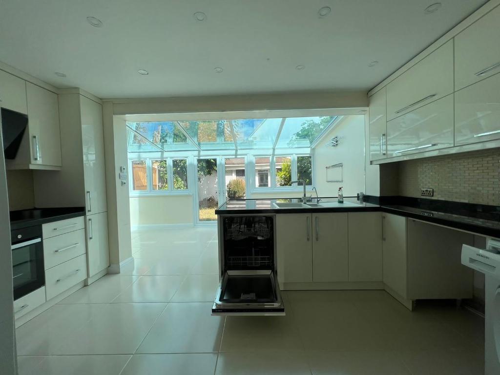 Addison Road, Enfield, EN3 4 bed property £2,300 pcm (£531 pw)