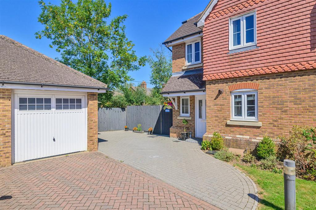 Marlow Drive, Hailsham 3 bed semidetached house £325,000
