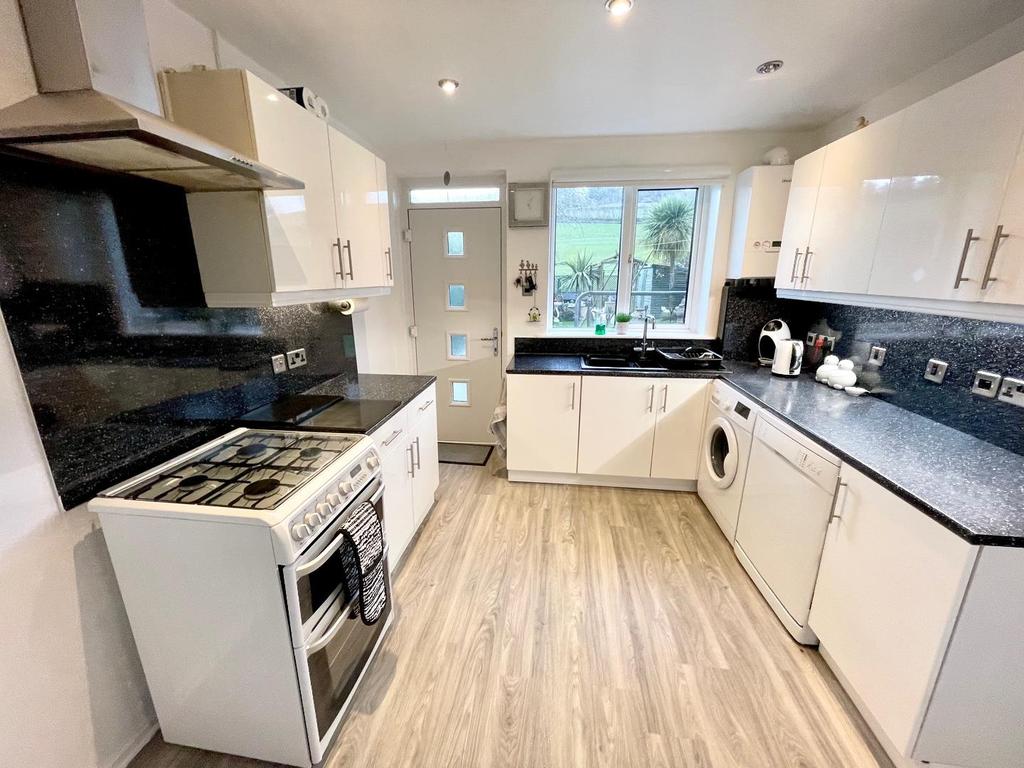 The Lodge, Linthwaite, Huddersfield 3 bed terraced house £210,000