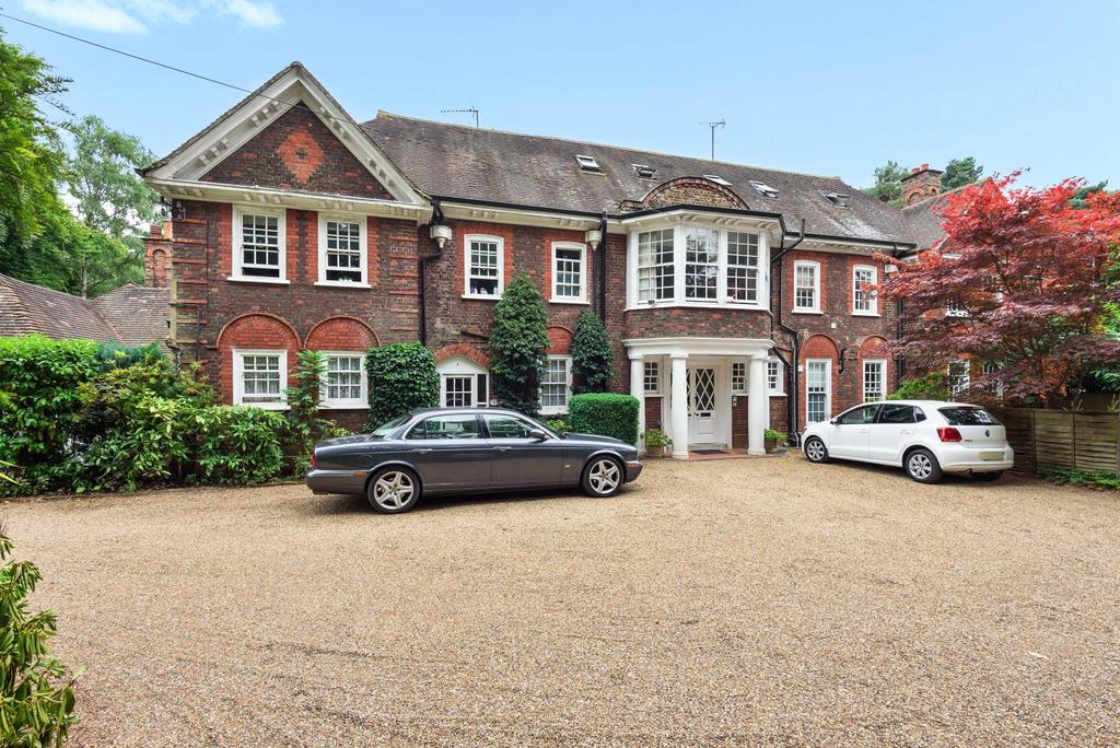 Blackdown Avenue, Pyrford, GU22 3 bed apartment £600,000