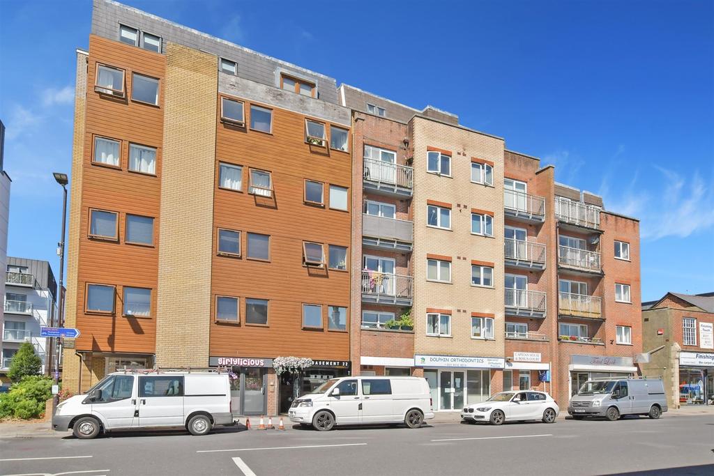 High Street, Cosham, Portsmouth, Hampshire 2 bed flat for sale £165,000