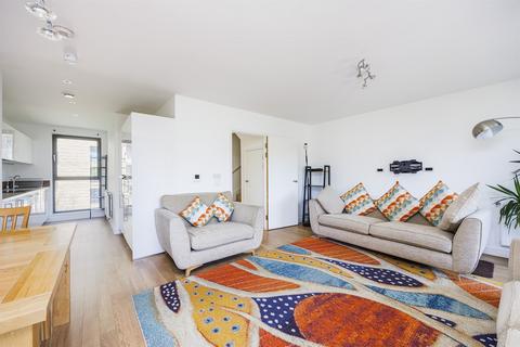 3 bedroom duplex to rent, Kingfisher Heights, E16