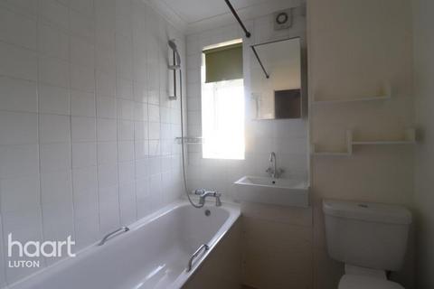 2 bedroom flat to rent, Friars Close, LUTON