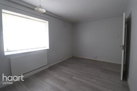2 bedroom flat to rent, Friars Close, LUTON