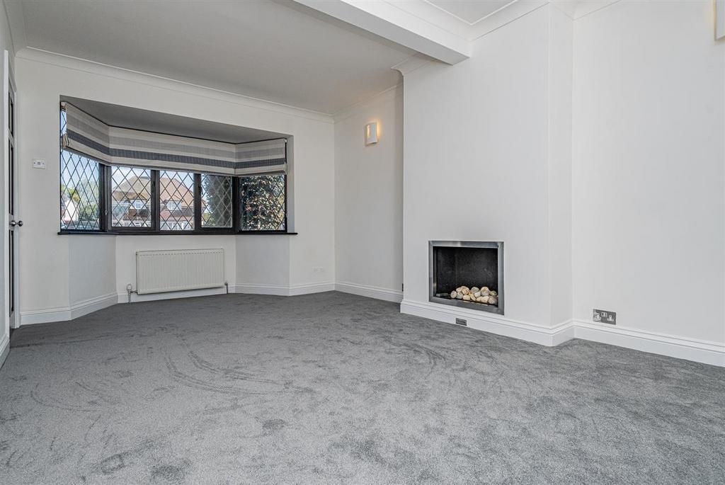 Priory Close, Denham 4 bed semidetached house £2,750 pcm (£635 pw)