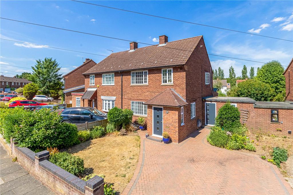 Maynard Drive, St. Albans, Hertfordshire 3 bed semidetached house £