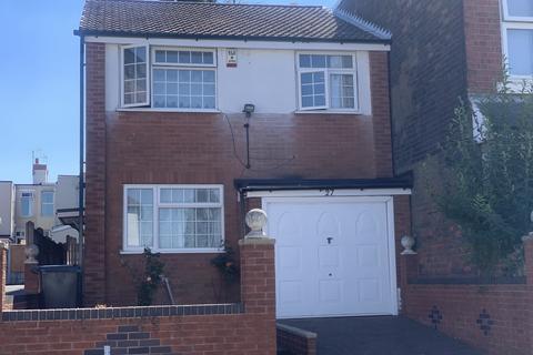 4 bedroom semi-detached house to rent, Chetwynd Road, Wolverhampton WV2