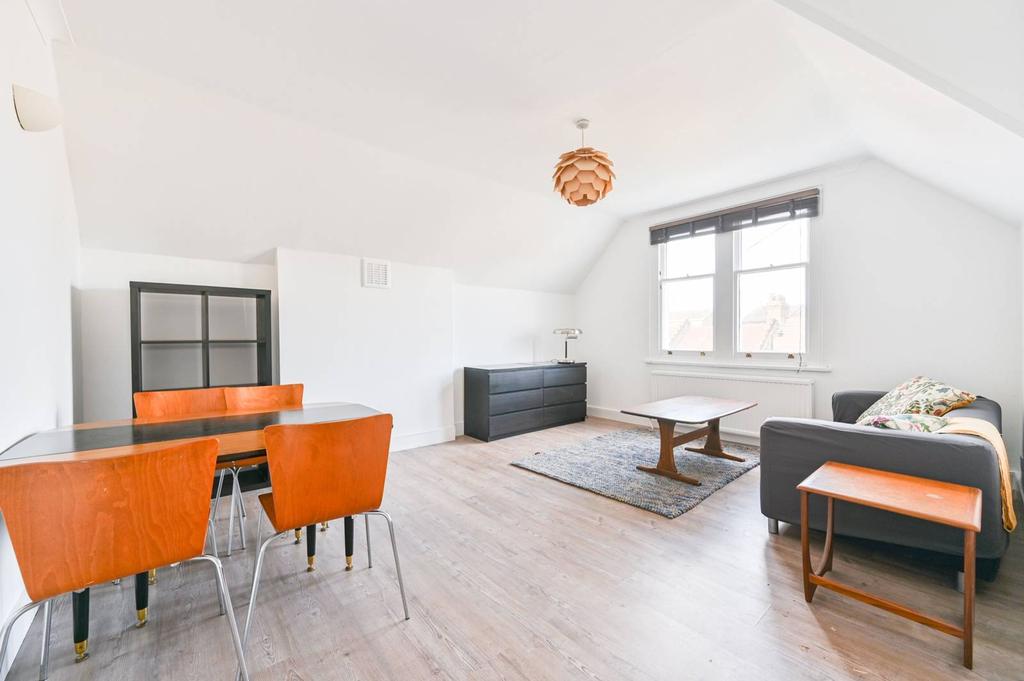 Ambleside Avenue, Streatham, London, SW16 3 bed flat £550,000