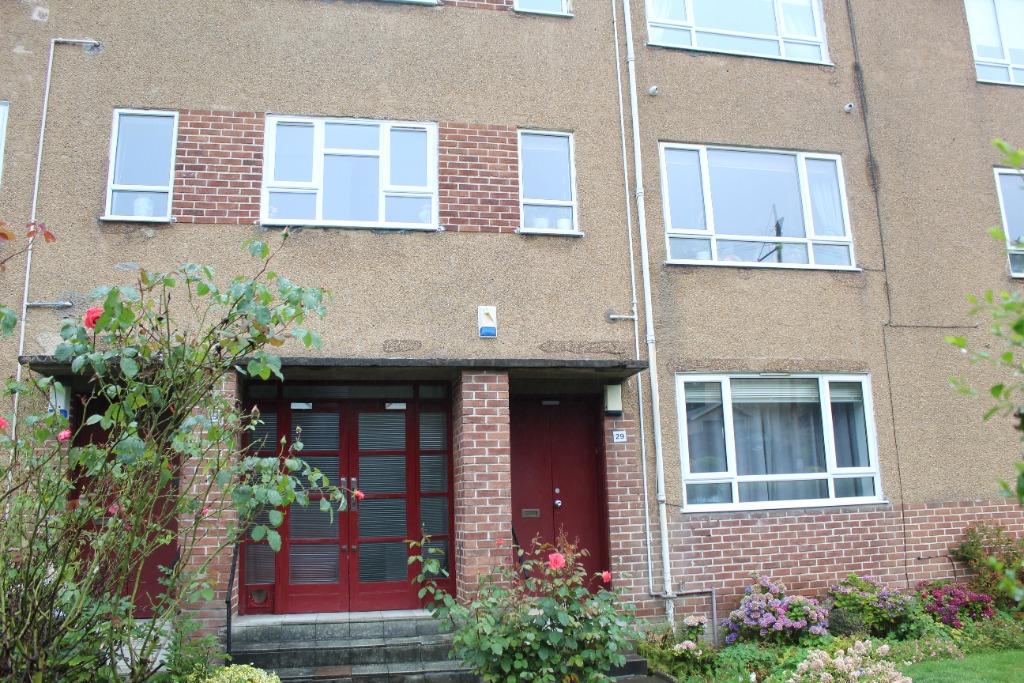 Corrour Rd, Newlands, Glasgow, G43 2 bed flat £925 pcm (£213 pw)