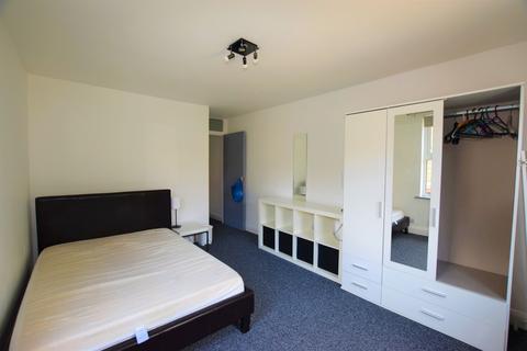 2 bedroom flat to rent, Burton Road