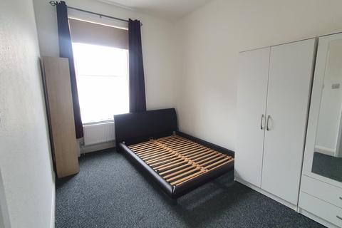 2 bedroom flat to rent, Burton Road