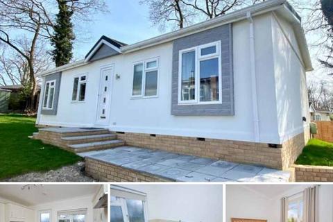 2 bedroom mobile home for sale - Manor Arthingworth 40x20  at Woodside Park, Woodside Park, The Grove, Woodside LU1
