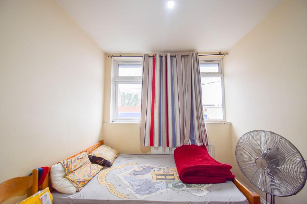 Uppingham Road, Leicester, LE5 0QG 3 bed flat £750 pcm (£173 pw)