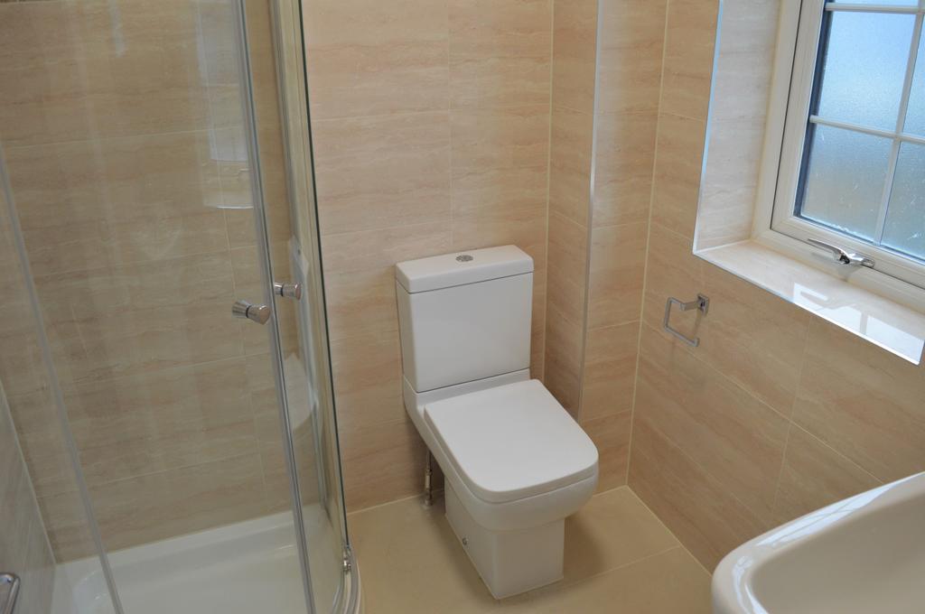 Cantley Gardens Room 4 Ilford IG2 6QA Studio £795 pcm (£183 pw)