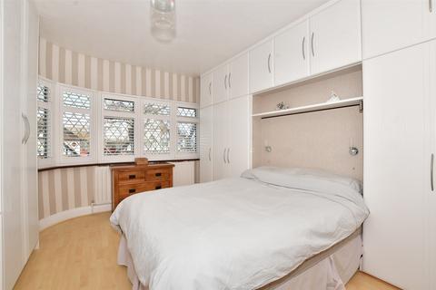105 Oaks Avenue, Worcester Park, KT4 8XG
