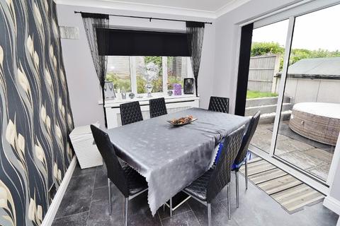 7 Hale End, Romford, RM3 7ED