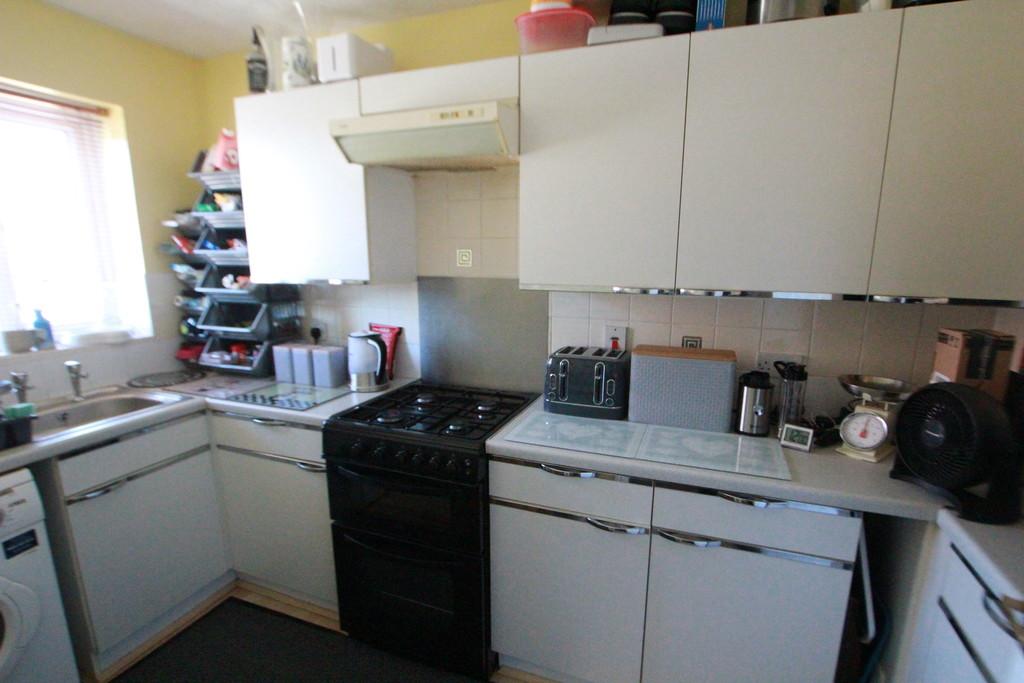 Chepstow Close, Stevenage 2 bed end of terrace house £1,250 pcm (£288 pw)