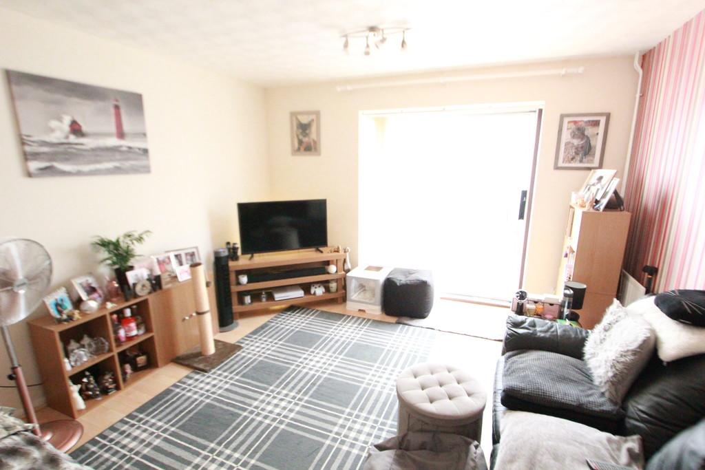 Chepstow Close, Stevenage 2 bed end of terrace house £1,250 pcm (£288 pw)