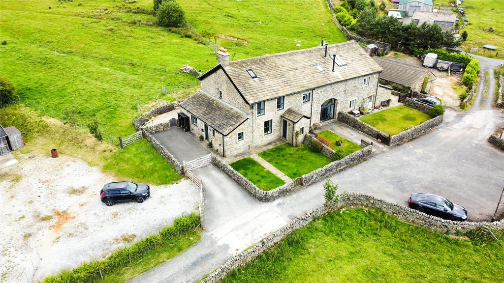 Skipton Old Road, Colne, Lancashire, BB8 4 bed end of terrace house for