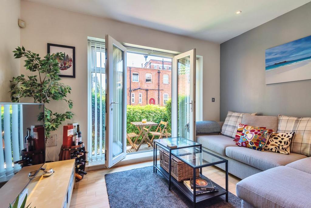 Compton Road, Wimbledon 1 bed flat £425,000
