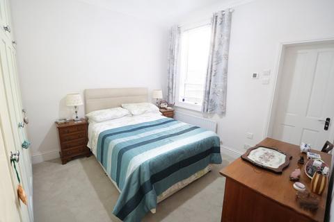 2 bedroom ground floor flat to rent, Honeybrook Road, Clapham South, London, SW12