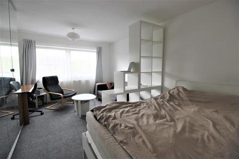 43 Woolf Close, London, SE28 8DF