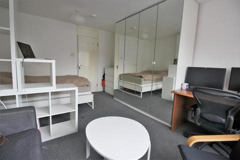 43 Woolf Close, London, SE28 8DF