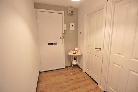 32 Kinder Close, London, SE28 8HG