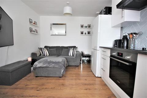 32 Kinder Close, London, SE28 8HG