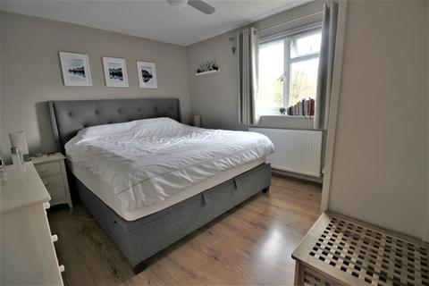 32 Kinder Close, London, SE28 8HG
