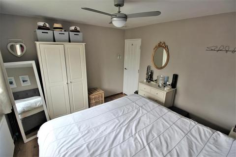 32 Kinder Close, London, SE28 8HG