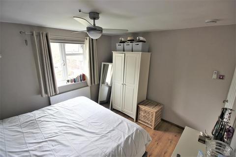 32 Kinder Close, London, SE28 8HG