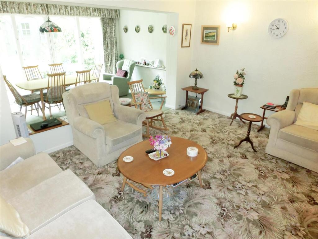 Chantry Close 18 lounge 2.jpg