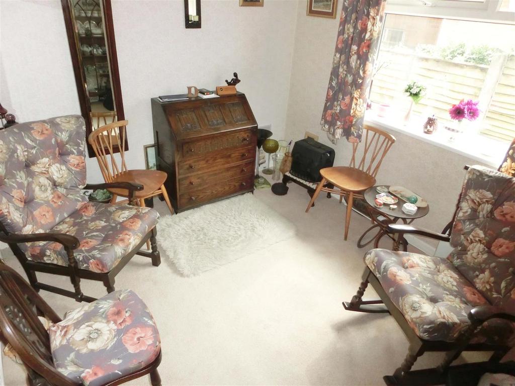 Chantry Close 18 bedroom 2.jpg