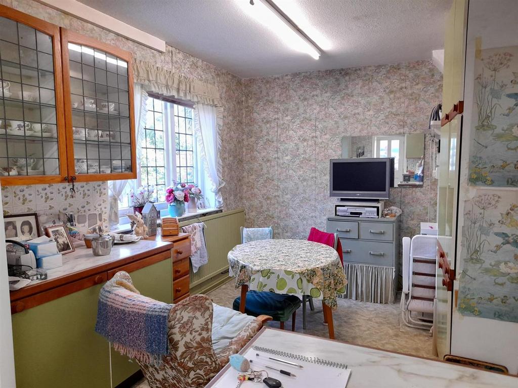 Kitchen breakfast room 1.jpg