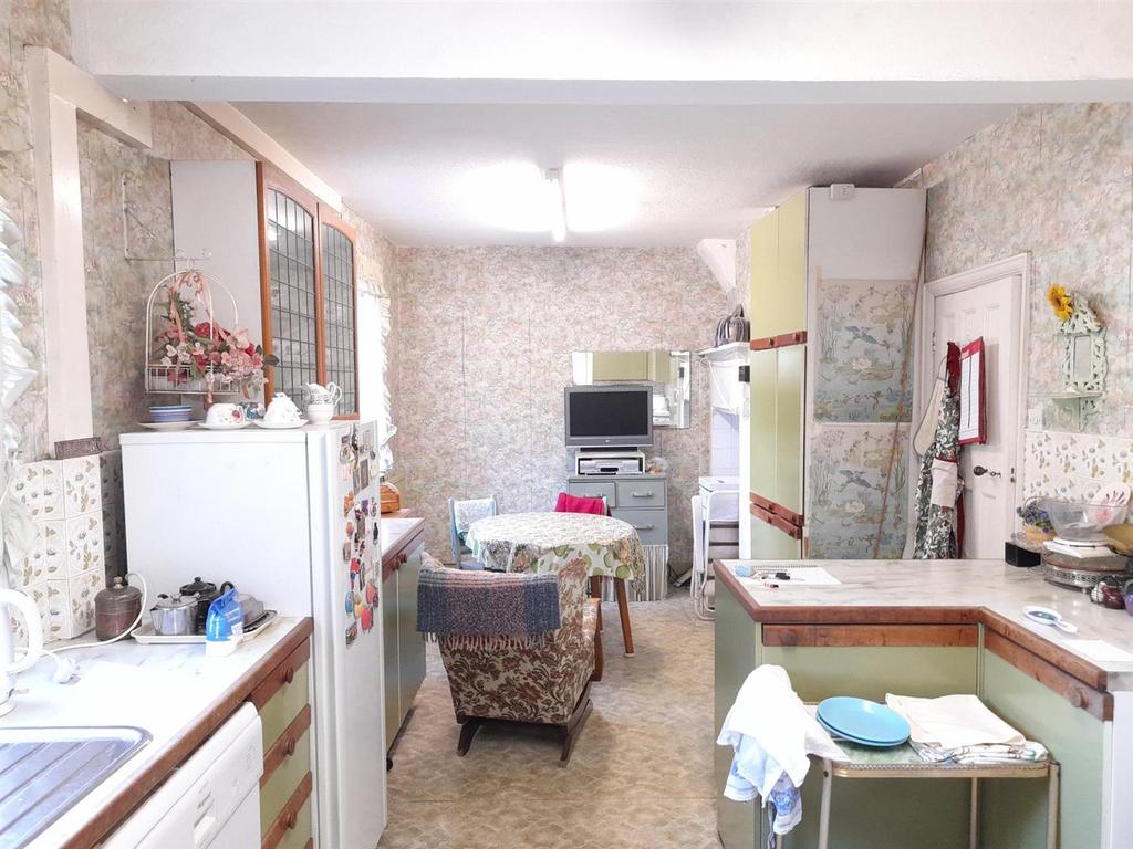 Kitchen breakfast room 2.jpg