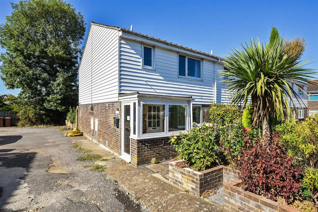 Springfield Close, Andover 3 bed end of terrace house £300,000
