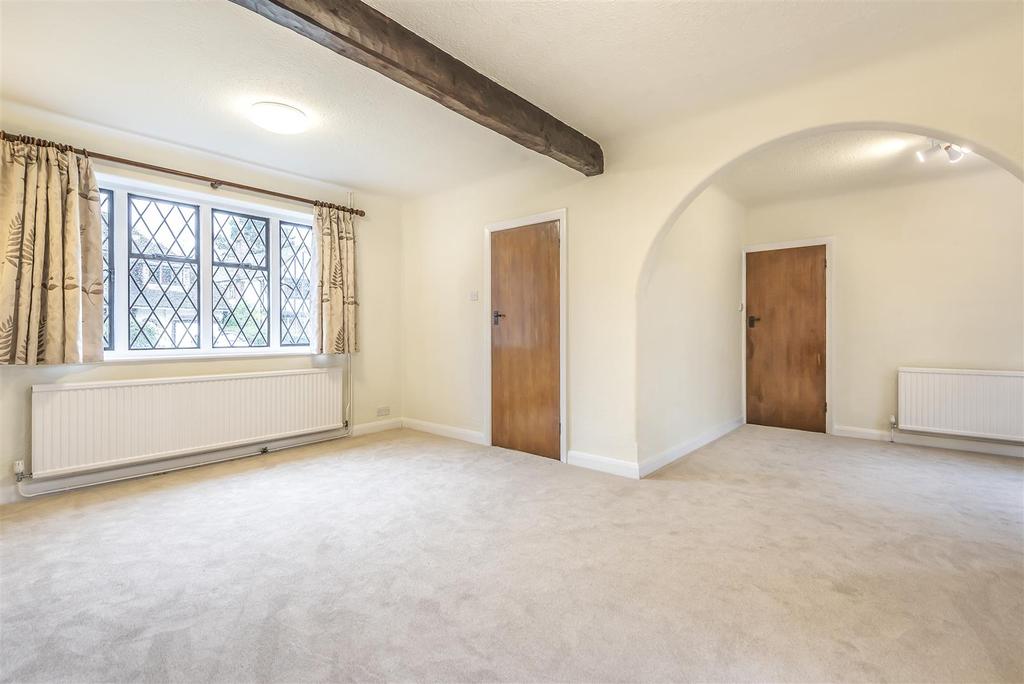 Heatherdene, West Horsley, 3 bed chalet £2,550 pcm (£588 pw)