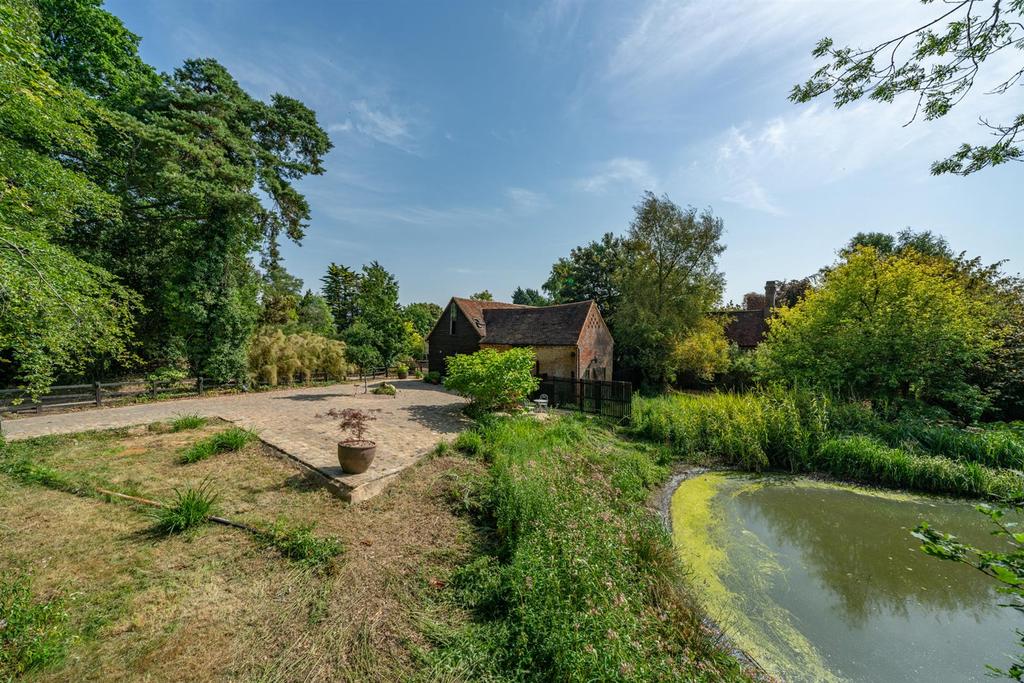 Little Heath Lane, Potten End, Hertfordshire, HP4 2RY 3 bed detached
