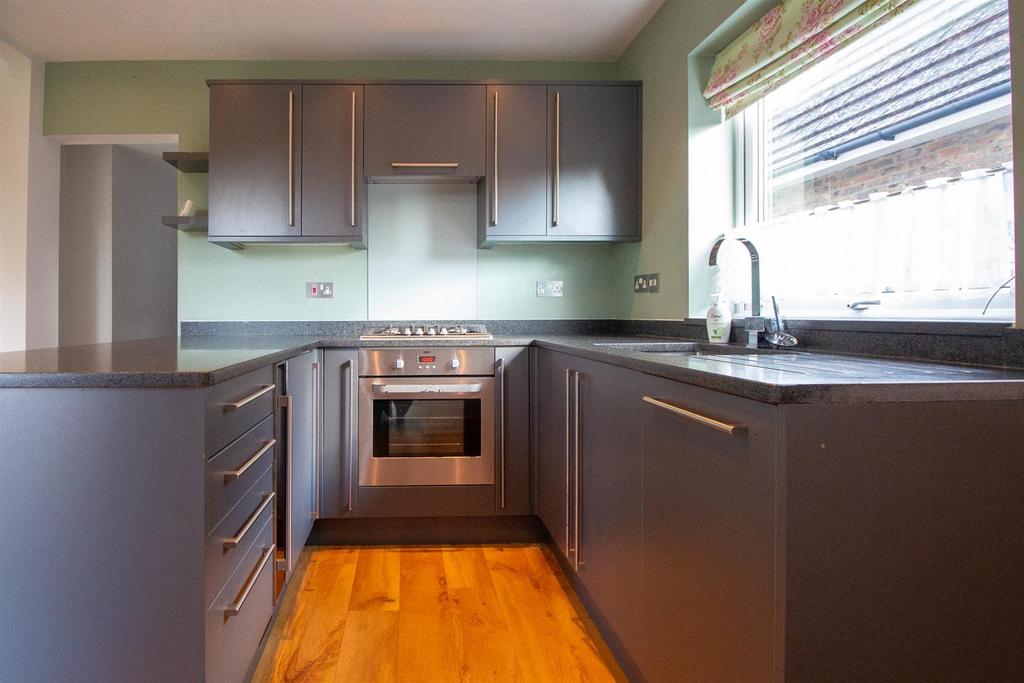 Eastern Road, Haywards Heath 3 bed chalet £1,595 pcm (£368 pw)